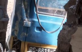 Guinée/Accident : un minibus Mercedes Bambanyi termine sa course dans le salon du journaliste Karifa Zoumanigui