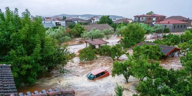 Après les incendies, la Grèce confrontée à des pluies torrentielles