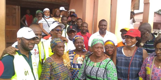 Guinée/Semaine de l’indépendance : plusieurs ministres participent à l’assainissement de l’église catholique de Bonfi