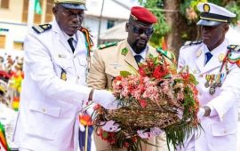 Guinée/Fête de l’indépendance : le Chef de l’État, Colonel Mamadi Doumbouya pose de la gerbe de fleurs à place des Martyrs