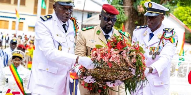 Guinée/Fête de l’indépendance : le Chef de l’État, Colonel Mamadi Doumbouya pose de la gerbe de fleurs à place des Martyrs