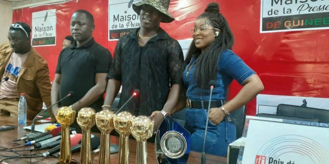 Guinée/Culture : l’artiste Soul Bang’s présente son trophée de meilleur artiste masculin francophone 2023 aux medias