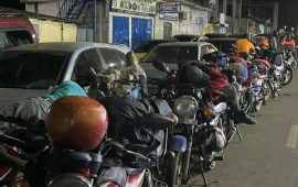 Guinée: la pénurie de carburant oblige les citoyens à dormir devant les stations services