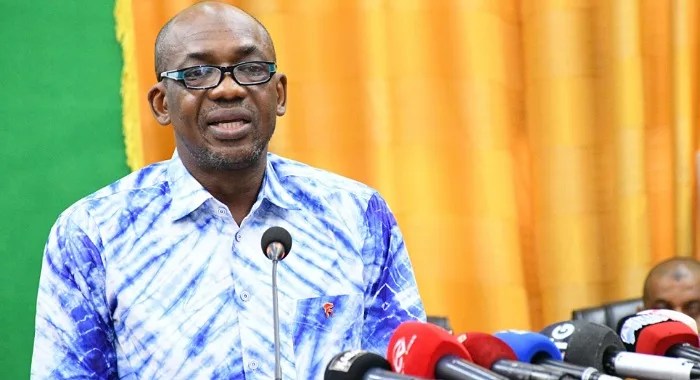 Le ministre du budget, invite les guinéens à consommer de la “pomme de terre, de l’igname…”