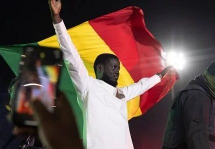 Sénégal : Bassirou Diomaye Faye largement en tête, le camp d’Amadou Ba n’abdique pas encore