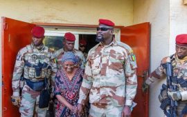 Visite de courtoisie du Général Mamadi Doumbouya à la facilitatrice Hadja Aïcha BAH: un geste de grandeur et d’altruisme