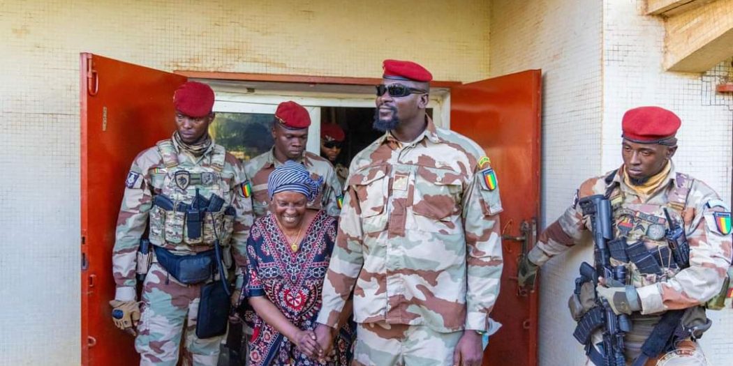 Visite de courtoisie du Général Mamadi Doumbouya à la facilitatrice Hadja Aïcha BAH: un geste de grandeur et d’altruisme