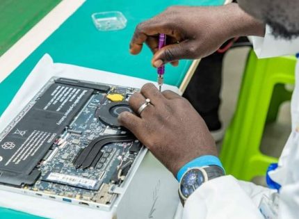 Guinée: le Premier Ministre inaugure la toute première unité d’assemblage de LAPTOP à l’IST de Mamou