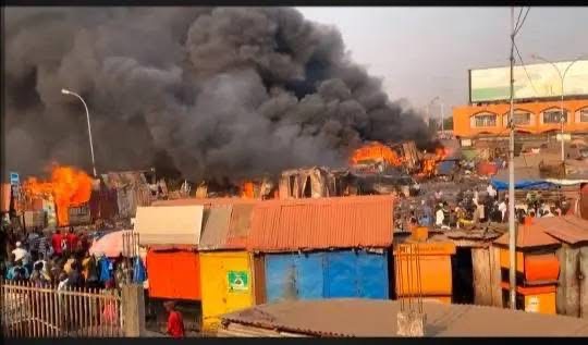 Guinée: Un incendie a ravagé plusieurs boutiques et trois (3) engins roulants à la gare routière de Madina