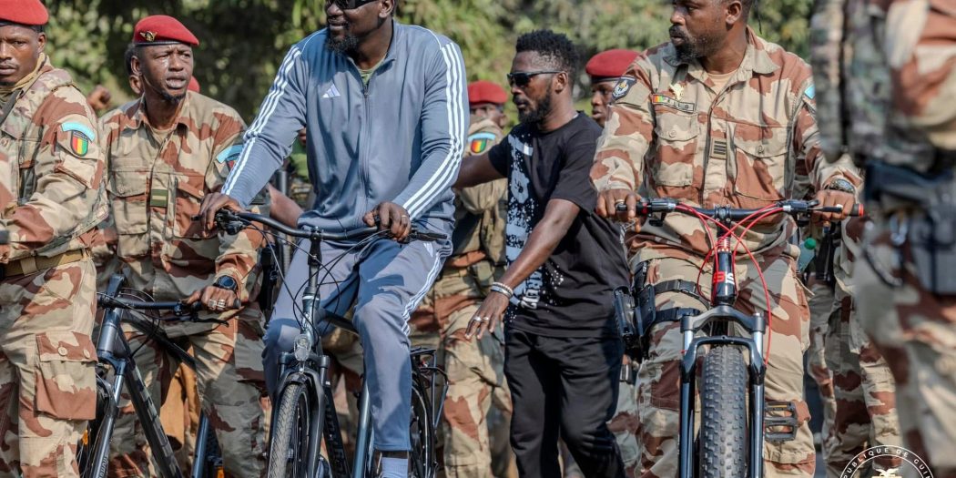 Kaloum : Le Chef de l’État communie avec les citoyens lors d’une promenade de santé