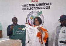 Etat Civil: Remise des gilets et t-shirt à l’ONECI par la DGE