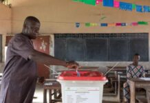 Les Béninois appelés aux urnes pour des législatives, un mois après le coup d’État déjoué