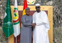 Palais Mohammed V : le président de la République S.E Mamadi DOUMBOUYA reçoit Aliko DANGOTE pour discuter d’investissements stratégiques