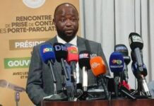 Guinée : Le ministre Secrétaire général à la Présidence et les deux porte-paroles du Gouvernement face à la presse