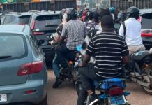 Conakry : un camion-remorque se renverse au carrefour Concasseur et paralyse la circulation