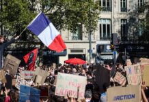 Journée de mobilisation en France: la tension monte, des heurts place de la République